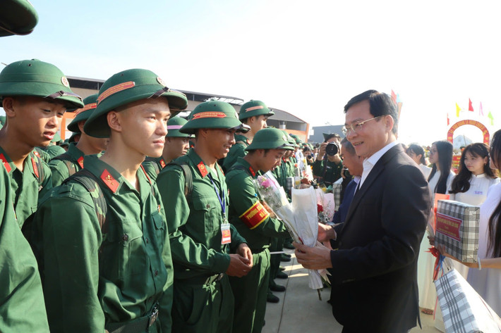 Đồng chí Hồ Văn Mười, Ủy viên Ban Chấp hành Trung ương Đảng, Phó Bí thư Tỉnh ủy, Chủ tịch UBND tỉnh Lâm Đồng tặng hoa chúc mừng tân binh lên đường nhập ngũ tại Điểm giao nhận quân số 01: Ban Chỉ huy Phòng thủ khu vực 1 - Đức Trọng