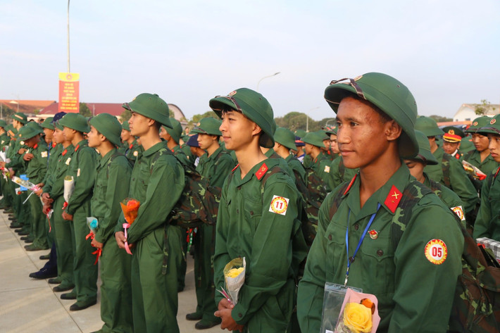 Các tân binh lên đường thực hiện nghĩa vụ quân sự tại điểm giao nhận quân số 01: Ban Chỉ huy Phòng thủ khu vực 1 - Đức Trọng