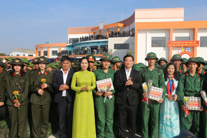 Đồng chí Hồ Văn Mười, Ủy viên Ban Chấp hành Trung ương Đảng, Phó Bí thư Tỉnh ủy, Chủ tịch UBND tỉnh Lâm Đồng và lãnh đạo địa phương tặng hoa và quà chúc mừng tân binh lên đường nhập ngũ tại Điểm giao nhận quân số 01: Ban Chỉ huy Phòng thủ khu vực 1 - Đức Trọng