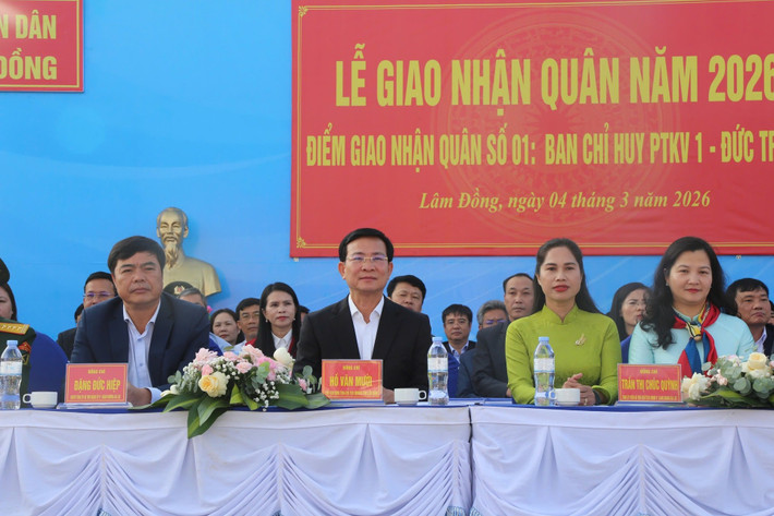 Đồng chí Hồ Văn Mười, Ủy viên Ban Chấp hành Trung ương Đảng, Phó Bí thư Tỉnh ủy, Chủ tịch UBND tỉnh Lâm Đồng dự Lễ giao nhận quân năm 2026 tại Điểm giao nhận quân số 01: Ban Chỉ huy Phòng thủ khu vực 1 - Đức Trọng