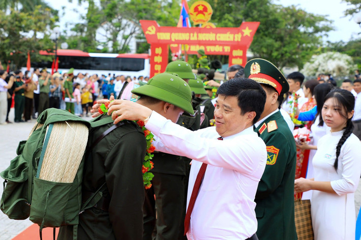 Đồng chí Y Thanh Hà Niê Kđăm, Ủy viên Ban Chấp hành Trung ương Đảng, Bí thư Tỉnh ủy, Trưởng Đoàn ĐBQH tỉnh Lâm Đồng tặng hoa động viên các thanh niên lên đường nhập ngũ