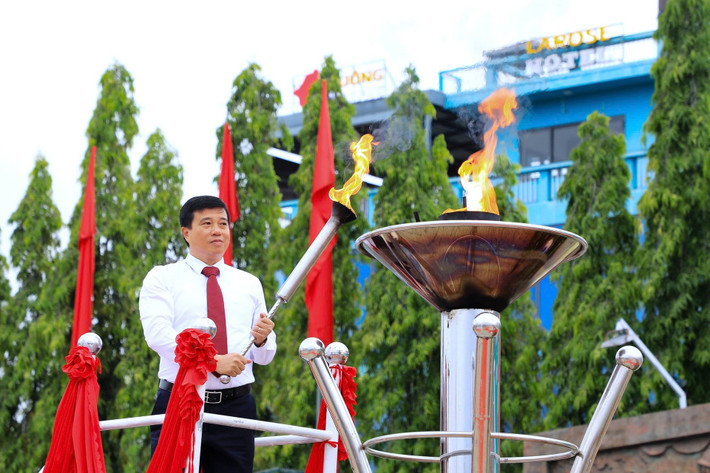 Ngày 4.3, đồng chí Y Thanh Hà Niê Kđăm, Ủy viên Ban Chấp hành Trung ương Đảng, Bí thư Tỉnh ủy, Trưởng Đoàn ĐBQH tỉnh Lâm Đồng thắp lửa truyền thống tại Lễ giao nhận quân năm 2026 tại Điểm giao nhận quân số 03: Ban Chỉ huy Phòng thủ khu vực 3 – Bảo Lâm