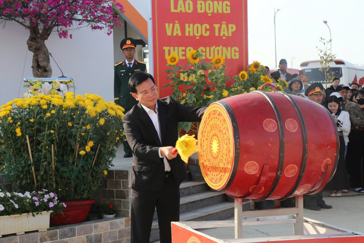 Đồng chí Hồ Văn Mười, Ủy viên Ban Chấp hành Trung ương Đảng, Phó Bí thư Tỉnh ủy, Chủ tịch UBND tỉnh Lâm Đồng nổi trống hội khai quân tại Điểm giao nhận quân số 01 - Ban Chỉ huy Phòng thủ khu vực 1 - Đức Trọng