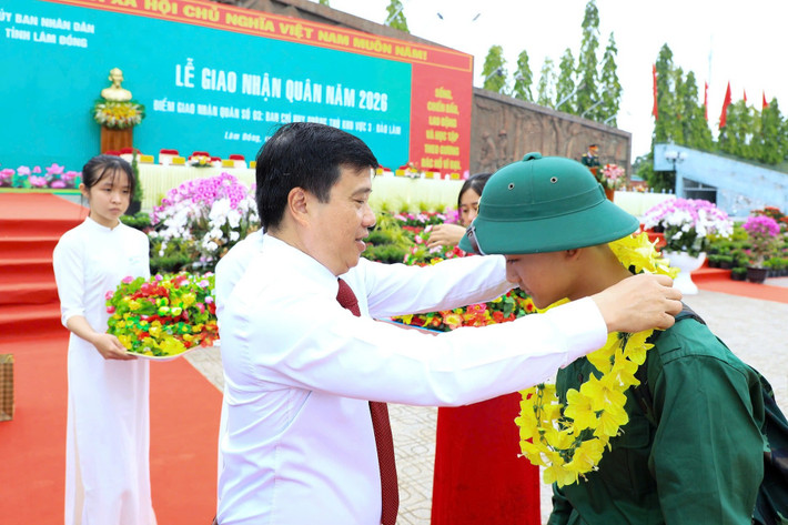 Đồng chí Y Thanh Hà Niê Kđăm, Ủy viên Ban Chấp hành Trung ương Đảng, Bí thư Tỉnh ủy, Trưởng Đoàn ĐBQH tỉnh Lâm Đồng tặng hoa động viên các thanh niên lên đường nhập ngũ