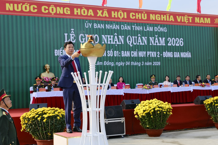 Đồng chí Lưu Văn Trung, Phó Bí thư Tỉnh ủy, Chủ tịch HĐND tỉnh Lâm Đồng thực hiện nghi thức thắp lửa truyền thống