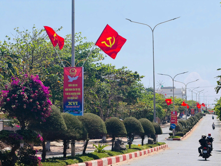 Không chỉ ở đất liền, không khí bầu cử tại đặc khu Phú Quý cũng đang rộn ràng hơn bao giờ hết. Những lá cờ Tổ quốc tung bay trước gió biển trên các bến cảng và khu dân cư như tiếp thêm khí thế, nhắc nhở mỗi ngư dân về quyền và nghĩa vụ thiêng liêng với vận mệnh đất nước. Ảnh: LĐ.