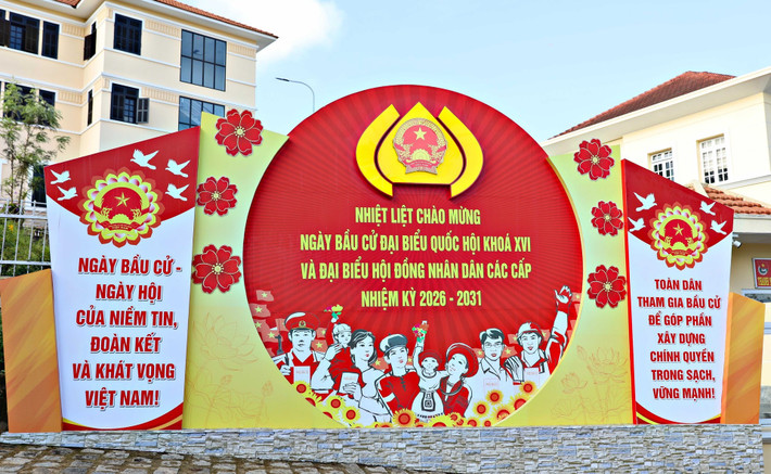 Sắc đỏ của những tấm pa-nô, áp phích trải dài khắp các nẻo đường dân cư như thắp sáng thêm tinh thần trách nhiệm và lòng tự hào của mỗi người dân trước ngưỡng cửa sự kiện chính trị lớn của đất nước. Ành: LĐ