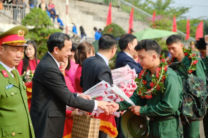 Các đồng chí lãnh đạo tỉnh Lâm Đồng tặng quà cho các tân binh trước lúc lên đường nhập ngũ