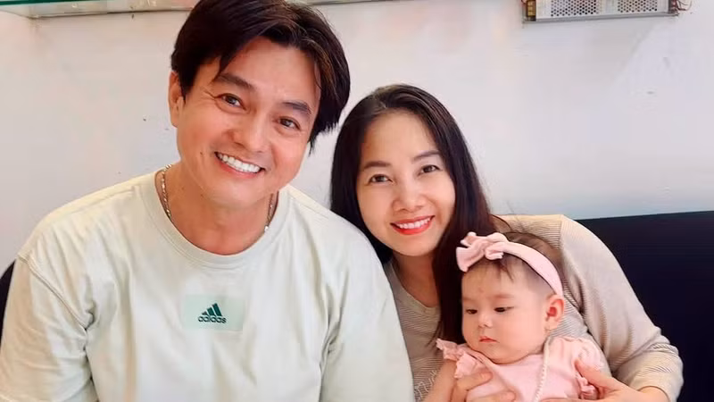 Vợ diễn viên Cao Minh Đạt: 'Nhìn chồng chăm con, tôi càng thương hơn'