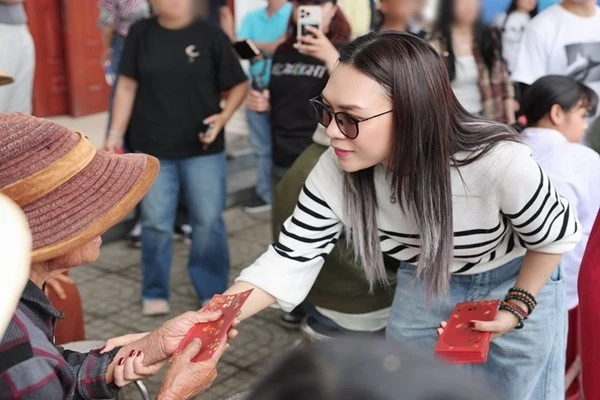 Mỹ Tâm – gia đình Lý Hải trao quà, lan tỏa yêu thương dịp Tết