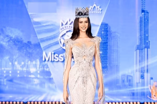 Đương kim Miss World Opal Suchata Chuangsri gây chú ý tại Việt Nam