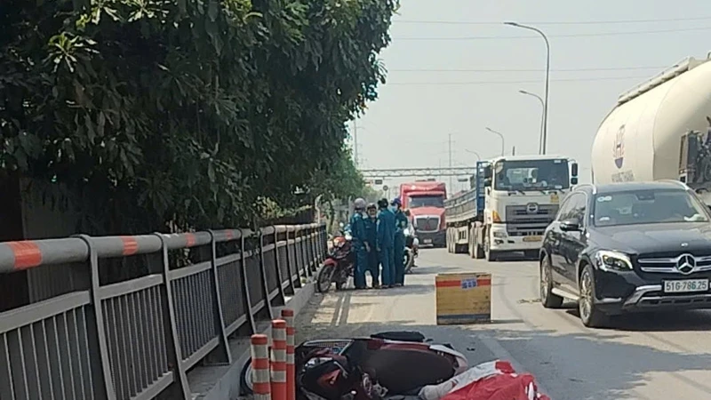 Va chạm xe trên cầu kênh Một Tấn, một nam thanh niên tử vong