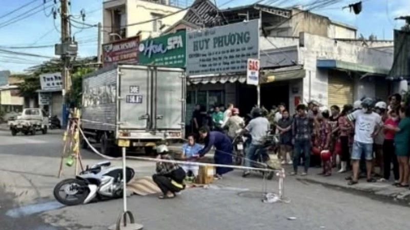 TP HCM: Va chạm xe tải, người phụ nữ đi xe máy tử vong
