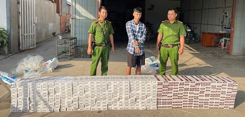 Đồng Tháp: Phát hiện 3.980 gói thuốc lá ngoại nhập lậu trên xe tải