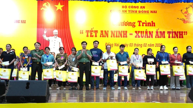 Đồng Nai: 'Tết an ninh – Xuân ấm tình' mang nhiều phần quà đến với công nhân