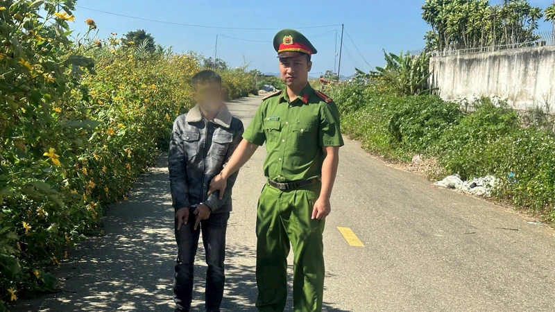 Phát hiện nam thanh niên cất giữ chất tinh thể nghi ma túy tại thôn Tân Hiên