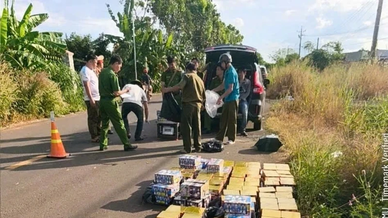 Đồng Nai: Ngăn chặn xe ô tô vận chuyển gần 500kg pháo lậu