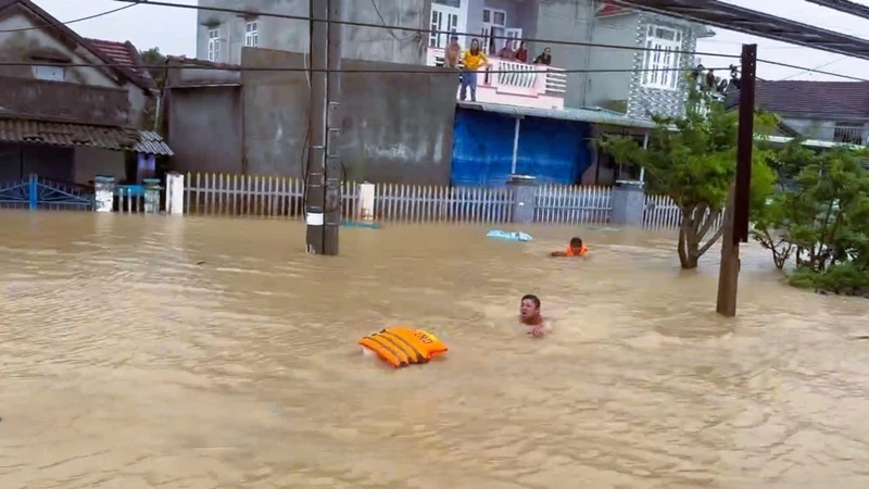 Đồng Nai ngập sâu do mưa lớn và xả lũ Trị An, hàng trăm hộ dân phải sơ tán