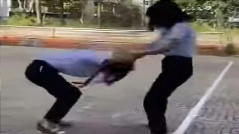 Nữ sinh lớp 6 bị bạn cùng trường đánh ngoài khuôn viên trường