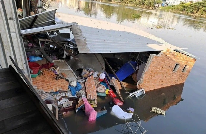 TP HCM: Một nhà dân ven sông bất ngờ sụp đổ