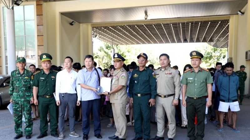 Tiếp nhận, bàn giao 77 công dân từ Campuchia qua cửa khẩu Mộc Bài