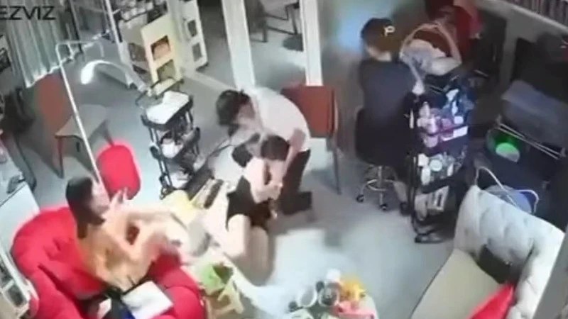 Nam thanh niên đâm nữ nhân viên cơ sở chăm sóc sắc đẹp tại Khánh Hòa