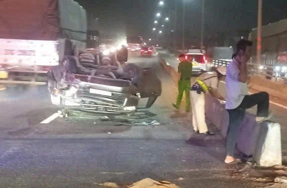 Ô tô 4 chỗ lật ngửa tại dốc cầu vượt Tân Vạn