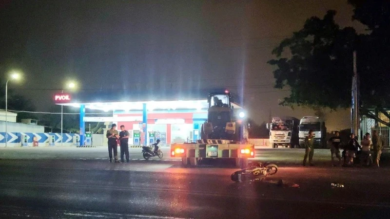 Va chạm xe đầu kéo khi lùi từ cây xăng ra Quốc lộ 1, người đi xe máy tử vong