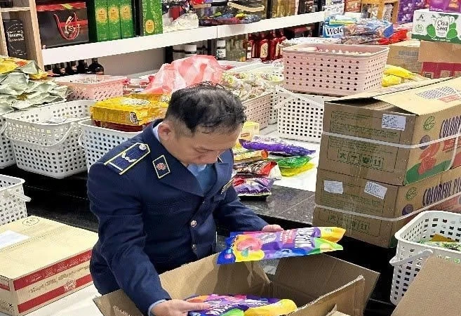 Đà Nẵng: Thu giữ hơn 2.400 sản phẩm thực phẩm vi phạm trước Tết