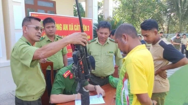 Lâm Đồng: Người dân xã Cát Tiên 3 giao nộp nhiều vũ khí tự chế, bẫy thú rừng
