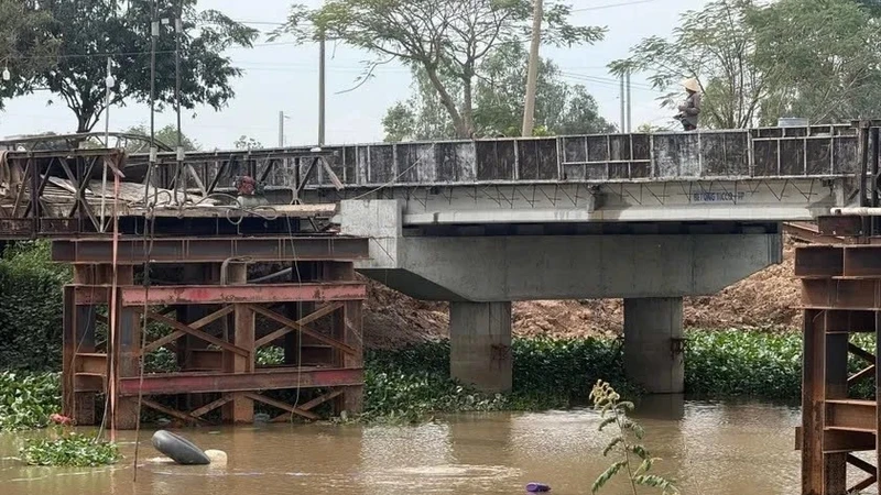 Tây Ninh: Sập cầu tạm Ông Mười Tâm do xe vượt tải gấp 4 lần quy định