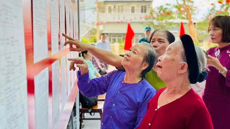 Chùm ảnh: Cử tri nô nức tham gia bầu cử tại Đặc khu Côn Đảo, TP HCM