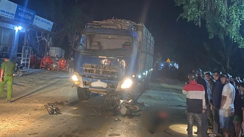 Xe máy va chạm xe tải, một người tử vong tại chỗ trên đường Trường Sơn Đông
