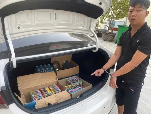 Phát hiện taxi chở pháo hoa nổ trái phép tại Hàm Thuận Bắc