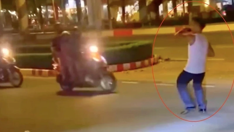 Người đàn ông mở loa kẹo kéo, nhảy trên đường phố Đồng Nai