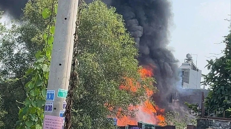 Cháy xưởng nhựa, pallet tại xã Đông Thạnh