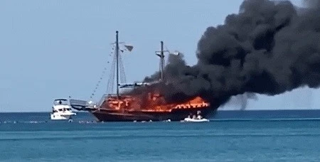 Cứu sống thuyền trưởng và 55 thuyền viên tàu cá bị cháy chìm trên biển