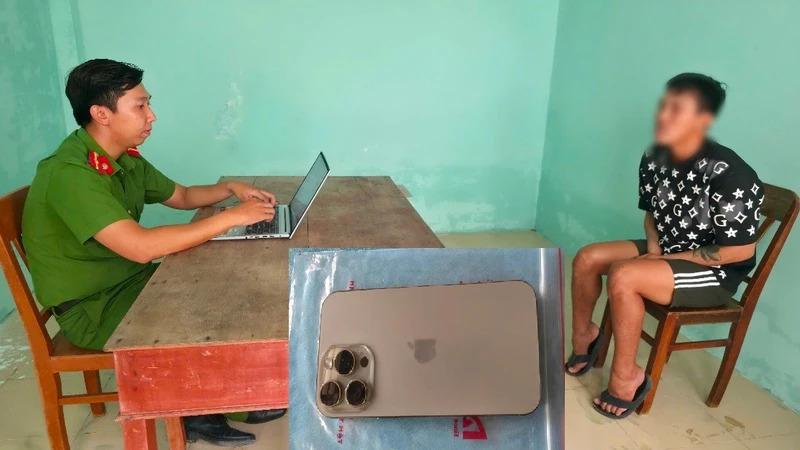 Tạm giữ thanh niên giật iPhone 16 Pro Max ở tiệm điện thoại