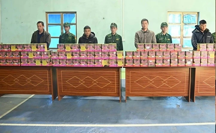 Bắt giữ 4 đối tượng, thu gần 2 tạ pháo nổ tại khu vực biên giới