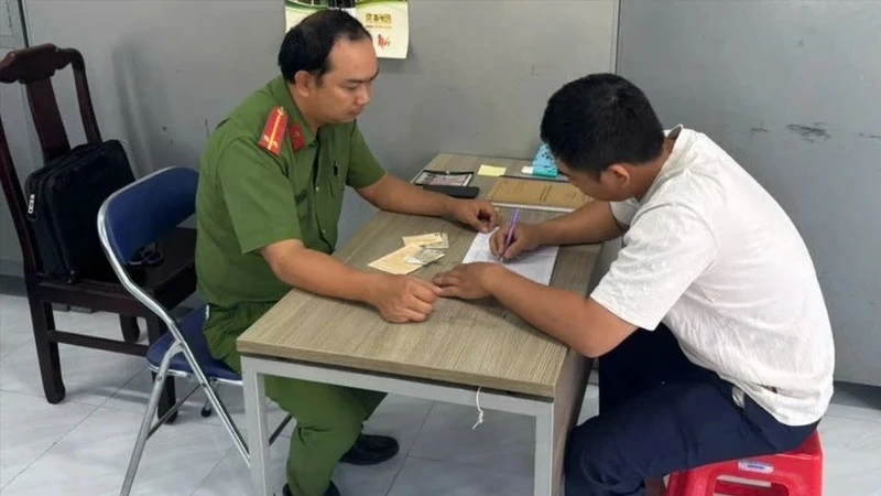 TP.HCM xử lý tài xế xe thu gom rác xả nước thải ra mặt đường