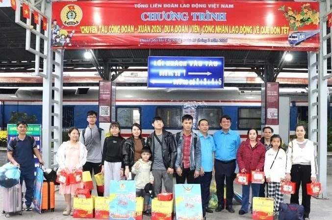 TPHCM: Tiễn hàng trăm gia đình công nhân về quê trên ‘Chuyến tàu Công đoàn’