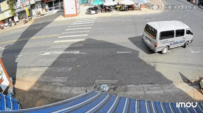 Xác minh vụ xe khách xoay nhiều vòng tại trung tâm xã Kiến Đức