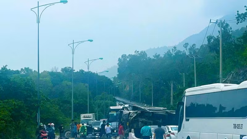 Tài xế mất lái, ô tô tải tông dải phân cách trên đèo Cù Hin