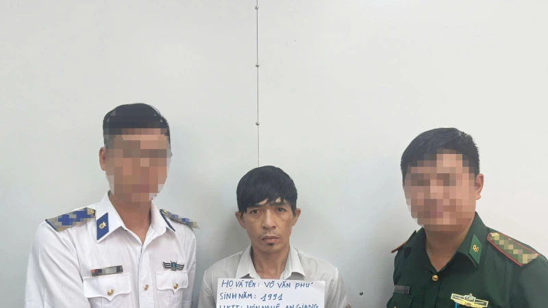 Tạm giữ đối tượng mang ma túy vừa xuống tàu cao tốc ở Bãi Vòng