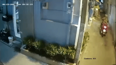 Đưa tay vào ngực bé gái trong hẻm vắng, thanh niên chạy SH bị cộng đồng mạng truy tìm ráo riết - Hình 2 Dua tay vao nguc be gai trong hem vang, thanh nien chay SH bi cong dong mang truy tim rao riet-Hinh-2