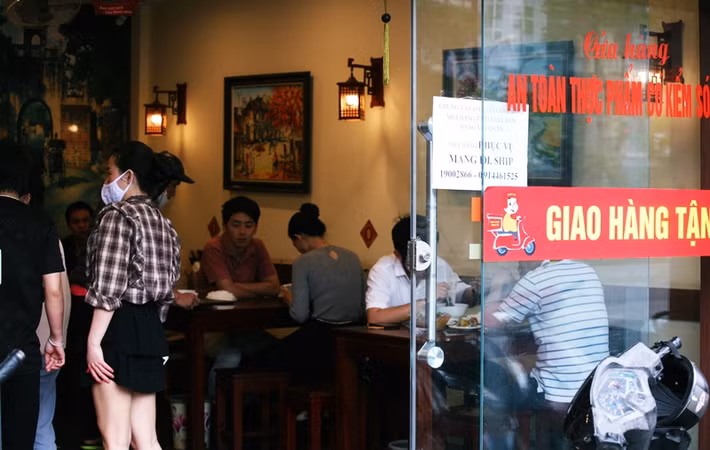 Lượng khách đông đúc tập trung chủ yếu ở các quán cơm, bún, phở bình dân.