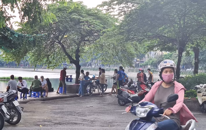 Tương tự, tại một vài điểm xung quanh khu vực hồ Hoàng Cầu (Đống Đa, Hà Nội), một số người dân cũng ngang nhiên chiếm dụng vỉa hè tụ tập buôn bán trà đá. Nhiều người không đeo khẩu trang.