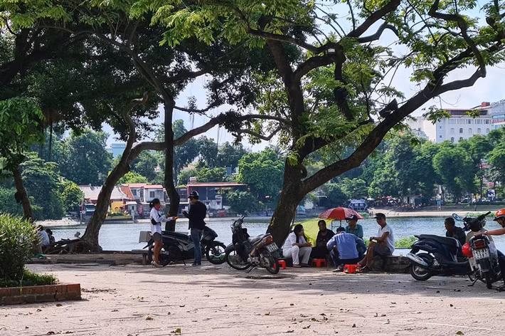 Khu vực hồ Thiền Quang (Nguyễn Du, Hai Bà Trưng, Hà Nội) cũng đang tồn tại tình trạng nhiều người tụ tập bán trà đá, không đeo khẩu trang.