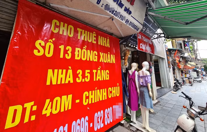 Trước đó, hồi đầu tháng 5/2020, khi dịch bệnh COVID-19 cơ bản được khống chế và các hoạt động kinh doanh đã trở lại bình thường hầu hết các trung tâm thương mại, chủ nhà cho thuê mặt bằng tại Hà Nội đều đã giảm giá từ 20 - 30% nhưng vẫn không có người thuê hoặc bị trả lại mặt bằng...