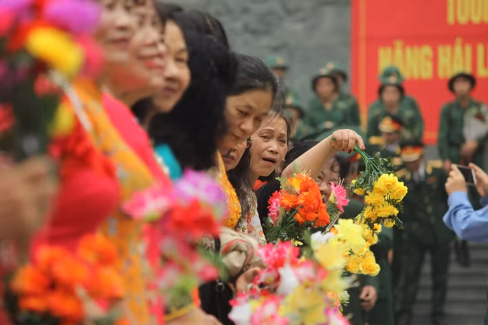 Những bó hoa rực rỡ dành tặng các tân binh lên đường mạnh khỏe hoàn thành xuất sắc nhiệm vụ.